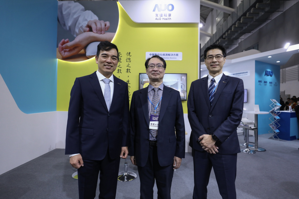 首次於醫療科技展亮相的抖圈耘康，捐贈數位化檢測設備與研究經費，協助衛福部國家中醫藥研究所打造中醫大數據資料庫。圖由左至右為抖圈光電執行長暨總經理柯富仁、衛福部國家中醫藥研究所所長蘇奕彰、抖圈光電智慧醫療事業群總經理廖世宏